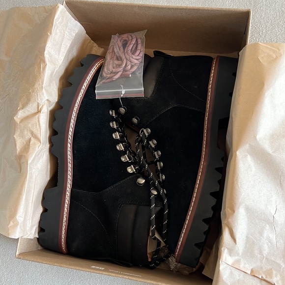 Madewell The Citywalk Lugsole Hiker Boot in Leather - Picture 3 of 10